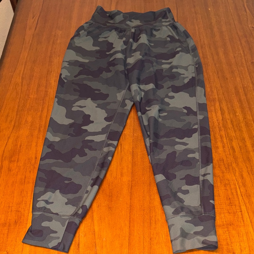 Old Navy Camouflage High-Rise Active Joggers in Black and Dark Green